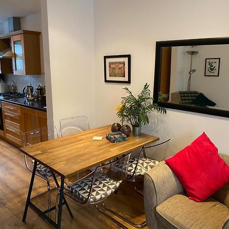 True Colours Apartment In Central Location Bangor  Buitenkant foto