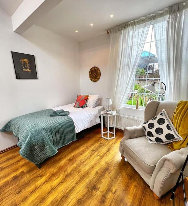 True Colours Apartment In Central Location Bangor  Buitenkant foto