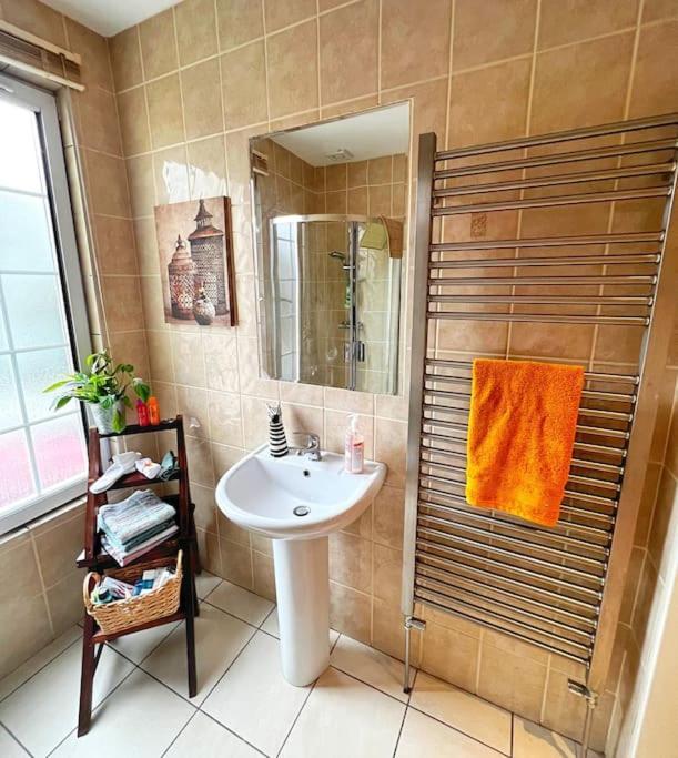True Colours Apartment In Central Location Bangor  Buitenkant foto