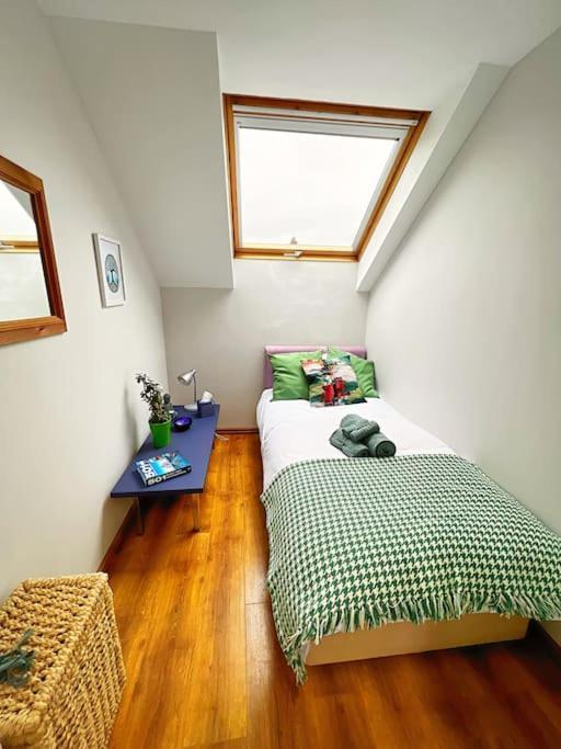 True Colours Apartment In Central Location Bangor  Buitenkant foto