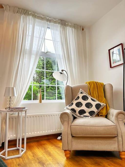 True Colours Apartment In Central Location Bangor  Buitenkant foto