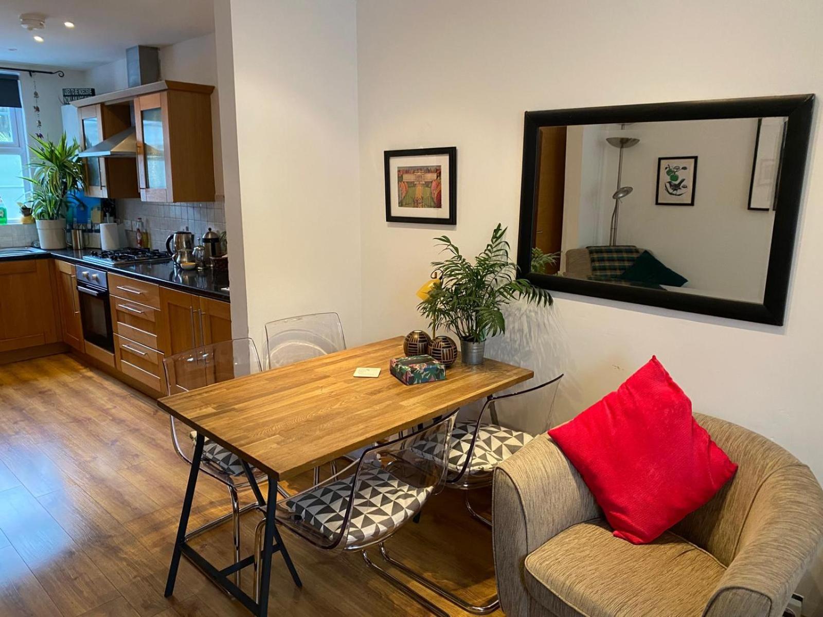 True Colours Apartment In Central Location Bangor  Buitenkant foto