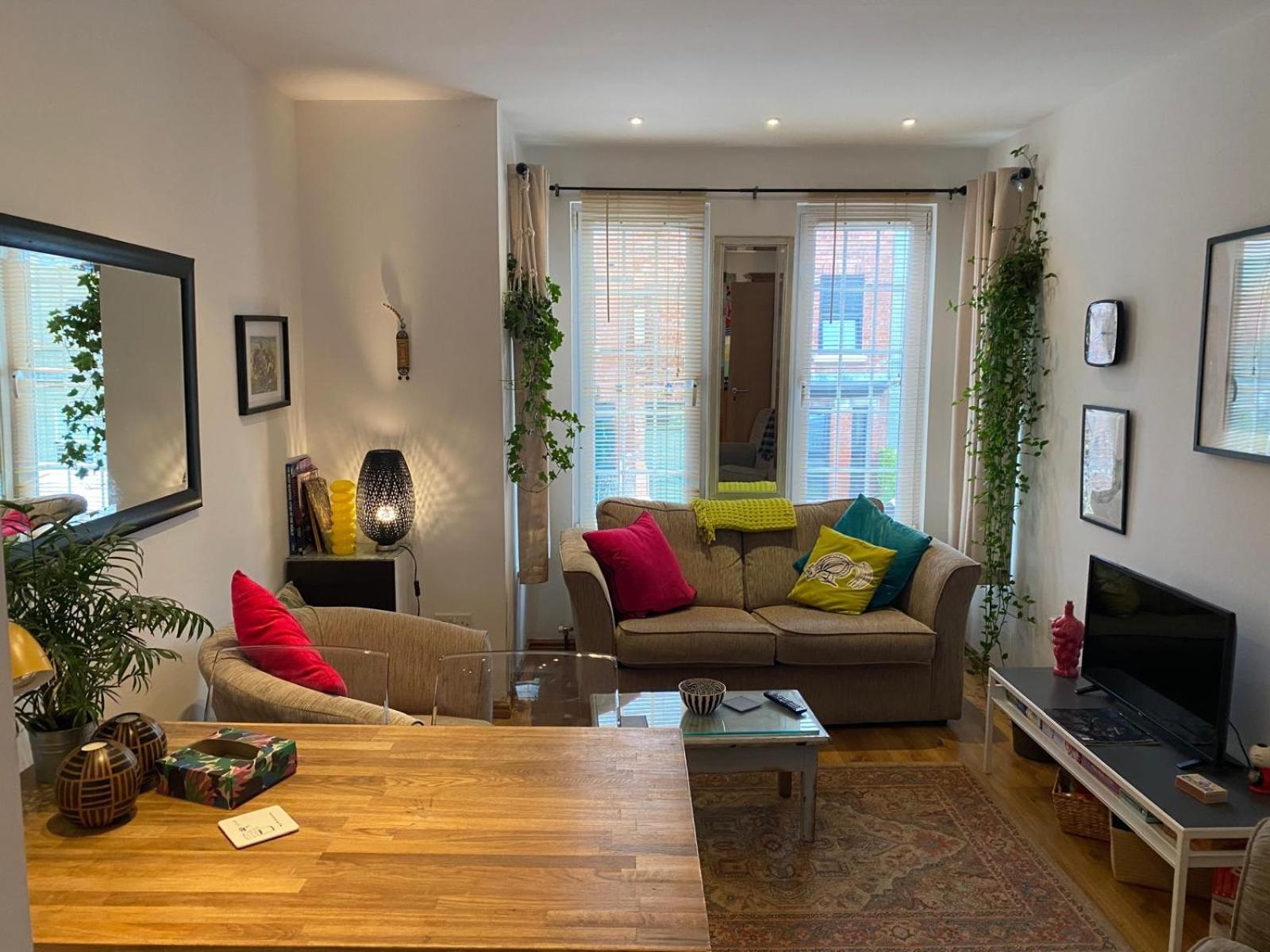True Colours Apartment In Central Location Bangor  Buitenkant foto