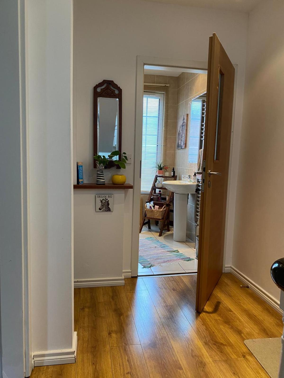 True Colours Apartment In Central Location Bangor  Buitenkant foto