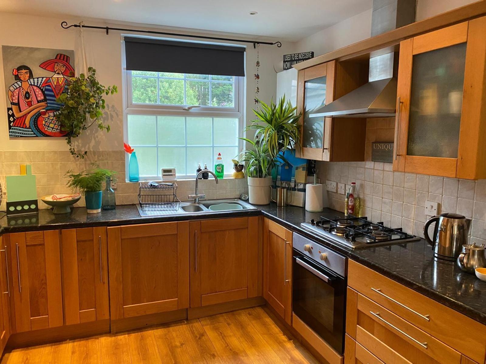 True Colours Apartment In Central Location Bangor  Buitenkant foto